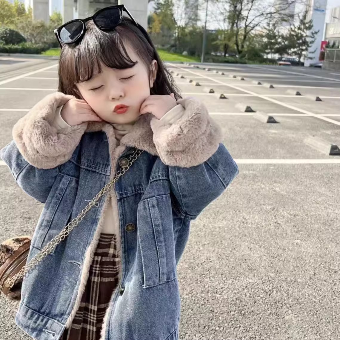 Children's Korean-style Denim coat 2023 Winter new baby girls' lapel mid-length thickened warm fashionable top