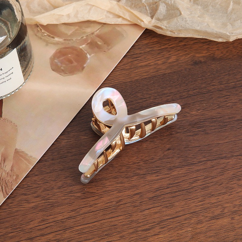 Picture of Tulip Cherry Grab Clip Premium 2024 New Maillard Grab Clip Cute Dalmatian Shark Clip Hair Accessories