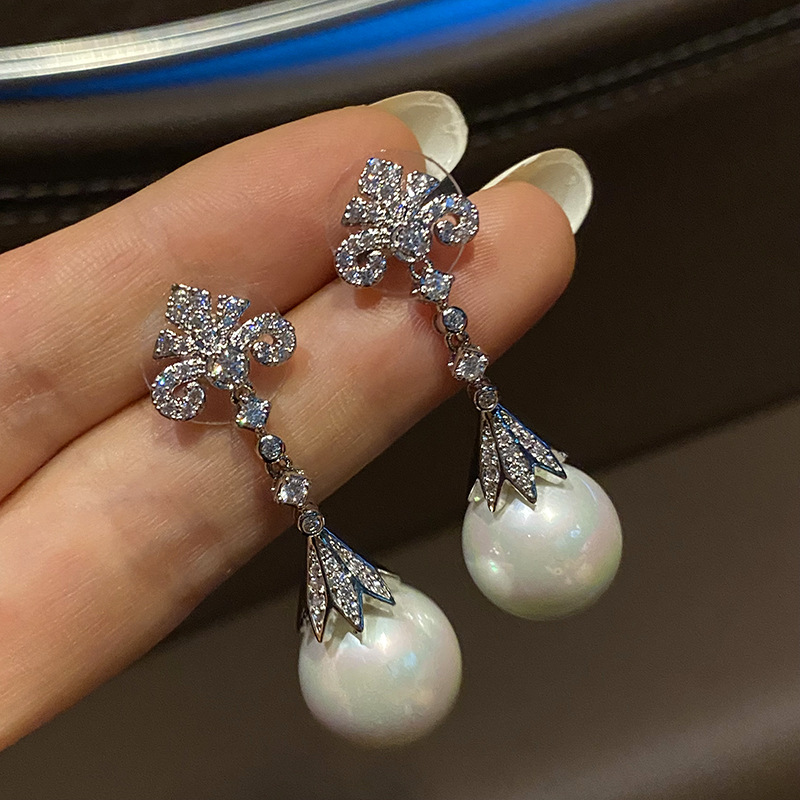 Vintage Pattern Pearl Earrings Female Court Elegant Hepburn Style Lace Pattern Pearl Earrings 925 Silver Pin Earrings
