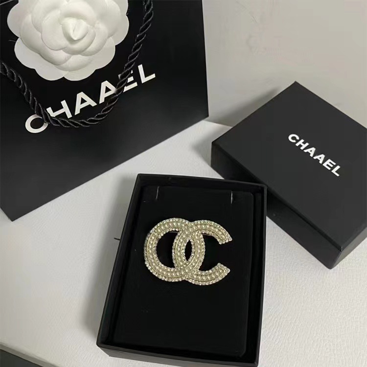Picture of 2023 Autumn and Winter New High Quality Fragrance c Letter Brooch Retro Antique Chest All-match Simple High-end