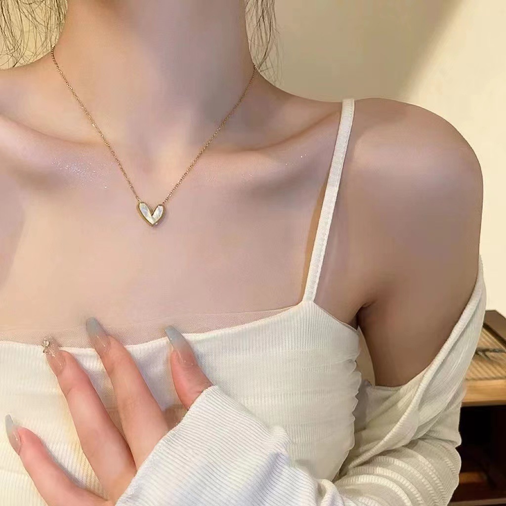 ins style golden heart necklace female niche fashion light luxury clavicle chain personalized design all-match simple necklace