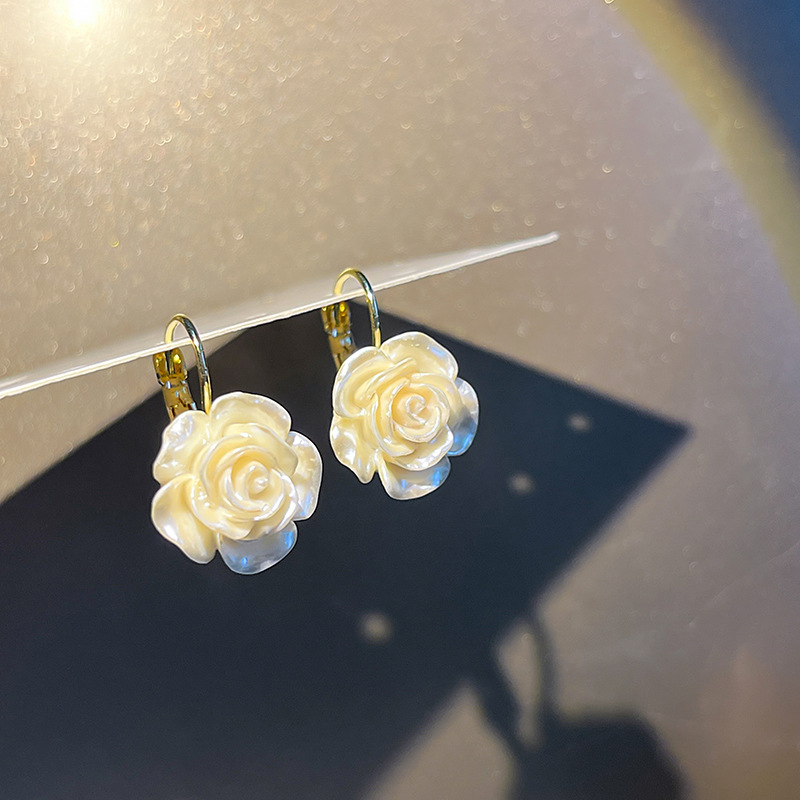 Spring and Summer New Stereo Rose Flower Boutique Ear Buckle Stereo Texture Realistic Flower Fashion Female Ear Jewelry