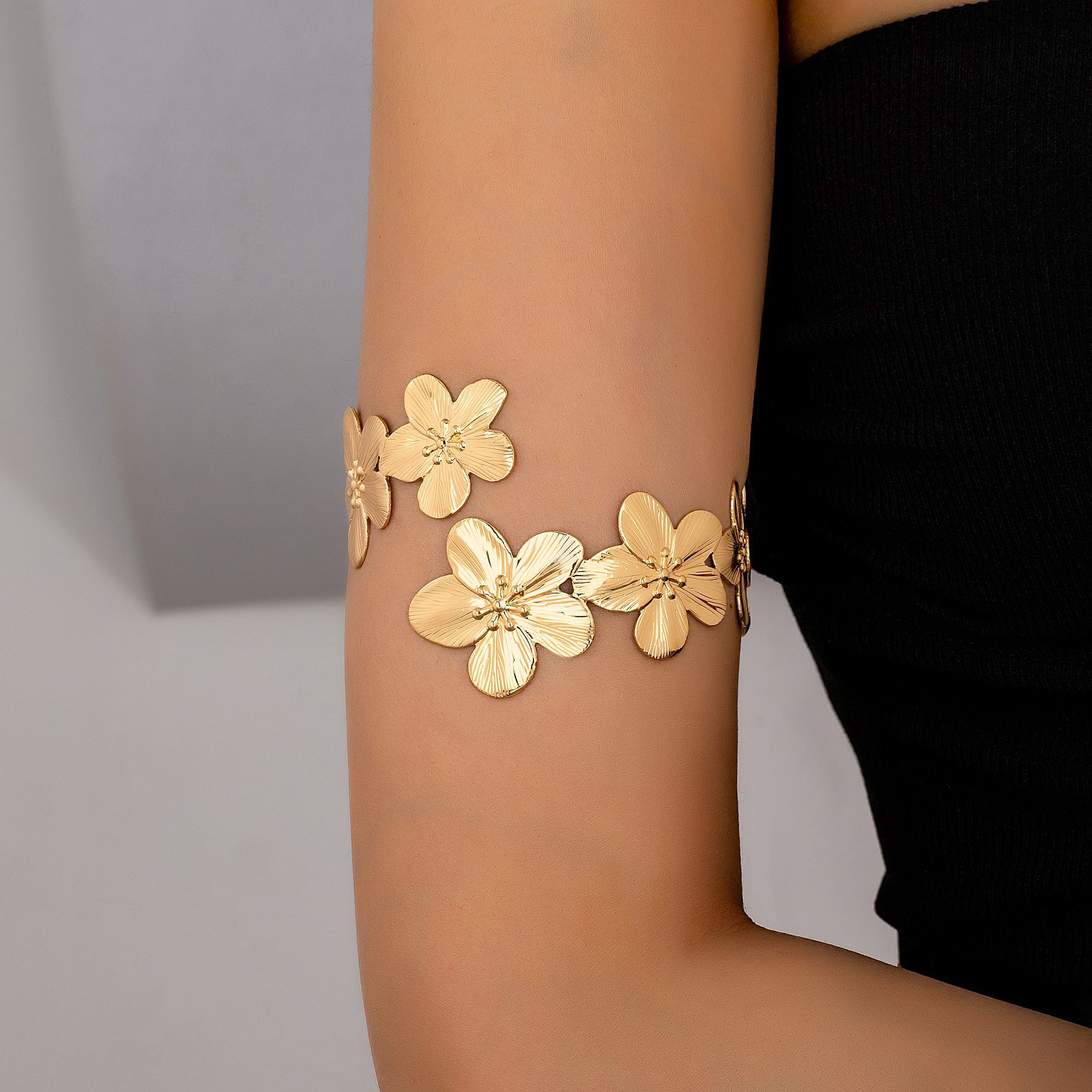 European and American fashion trend niche design fresh flower arm ring suitable for women's holiday wear