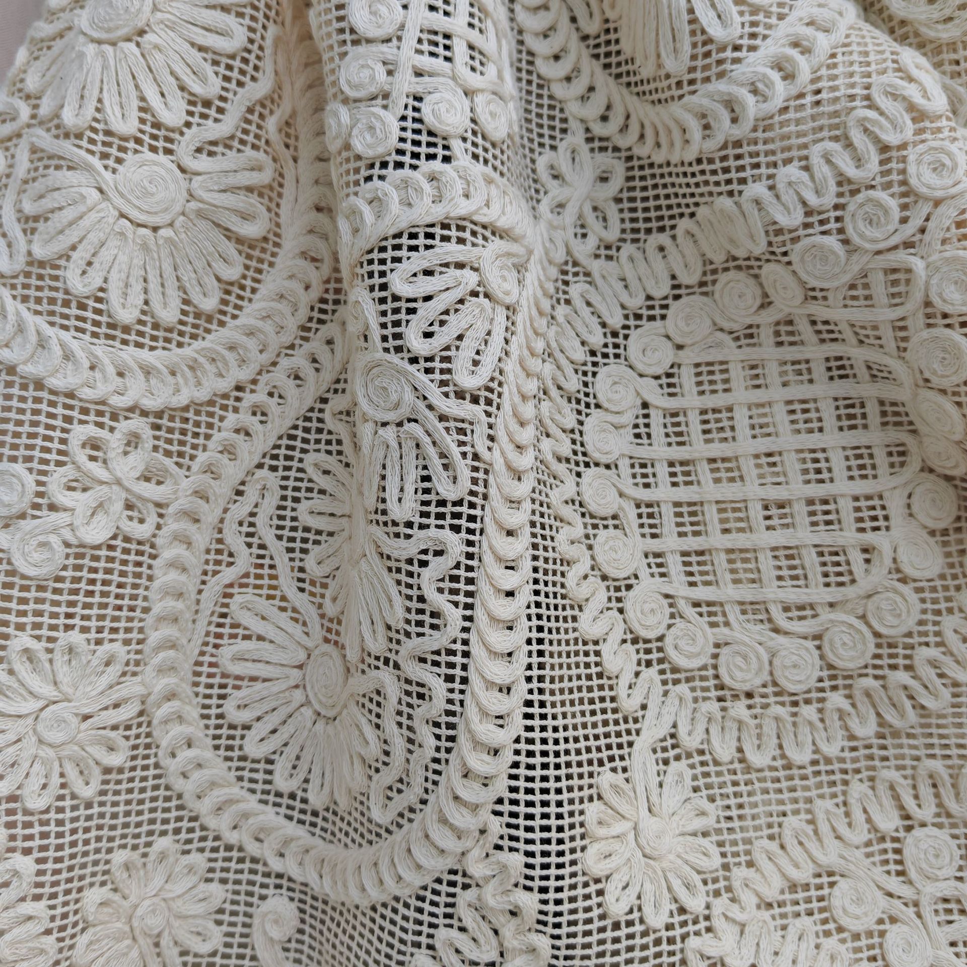 Water soluble three-dimensional cashew flower thick cotton ribbon embroidery fabric cotton hollow mesh dress dress DIY fabric