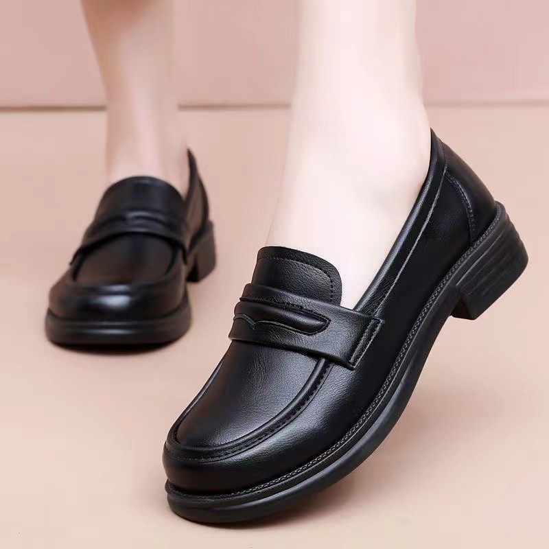 2024 New Spring Mother Shoes Middle-aged and Elderly Comfortable Soft Sole Non-slip Middle-aged Flat Shoes Soft Leather Loafers Slip-on