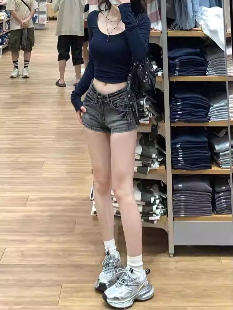 Picture of American Style Hot Girl High Waist Shorts 2025 Summer New Style Design Sense Sexy Hip Slimming Denim Super Shorts Women