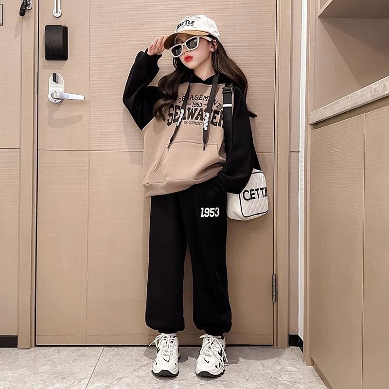 Girls' fashion sweater suit winter 2023 new western style children's thickened leisure sports two-piece suit in spring