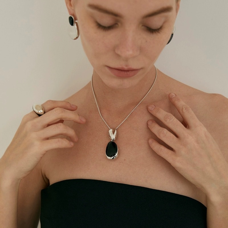 Spring and Summer New Irregular Stitching Black Onyx Necklace Women's Niche Design Advanced Sense Adjustable Water Drop Woolen Chain