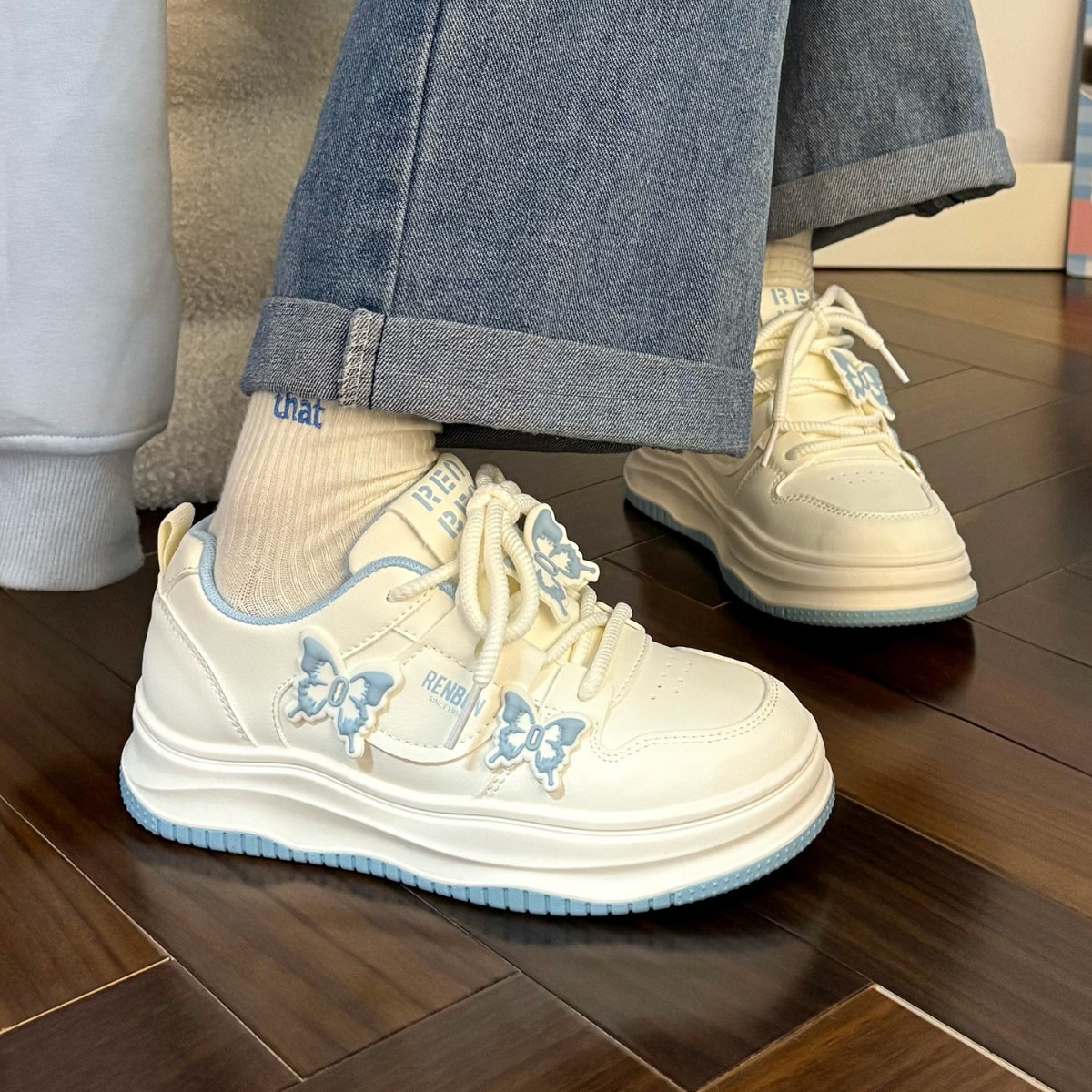 Picture of Girls' shoes, butterfly casual board shoes, 2025 autumn new children's sneakers, thick-soled, versatile white shoes, fashion