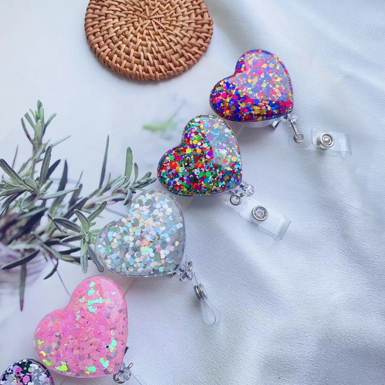 Picture of Amazon New Glitter Sequins Easy Pull-up Buckle 360 Rotating Alligator Clip Heart-shaped Brand Work Permit Easy to Pull