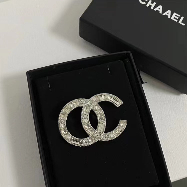 Picture of 2023 Autumn and Winter New High Quality Fragrance c Letter Brooch Retro Antique Chest All-match Simple High-end