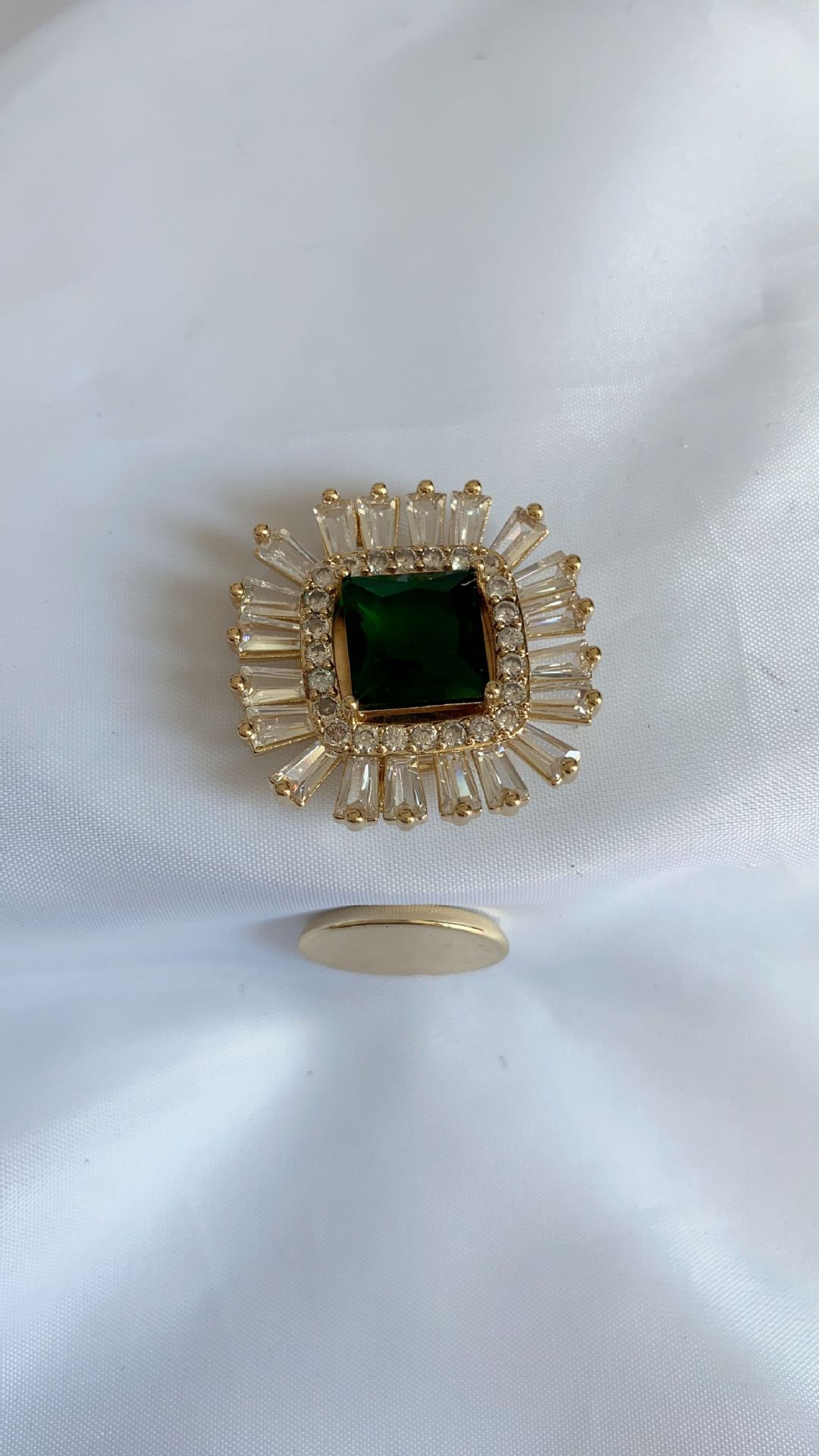 Picture of New Petal Geometric Gradient Zircon Anti-Light Brooch Diamond-Set Shiny All-Match Fashionable Luxury Accessories Women
