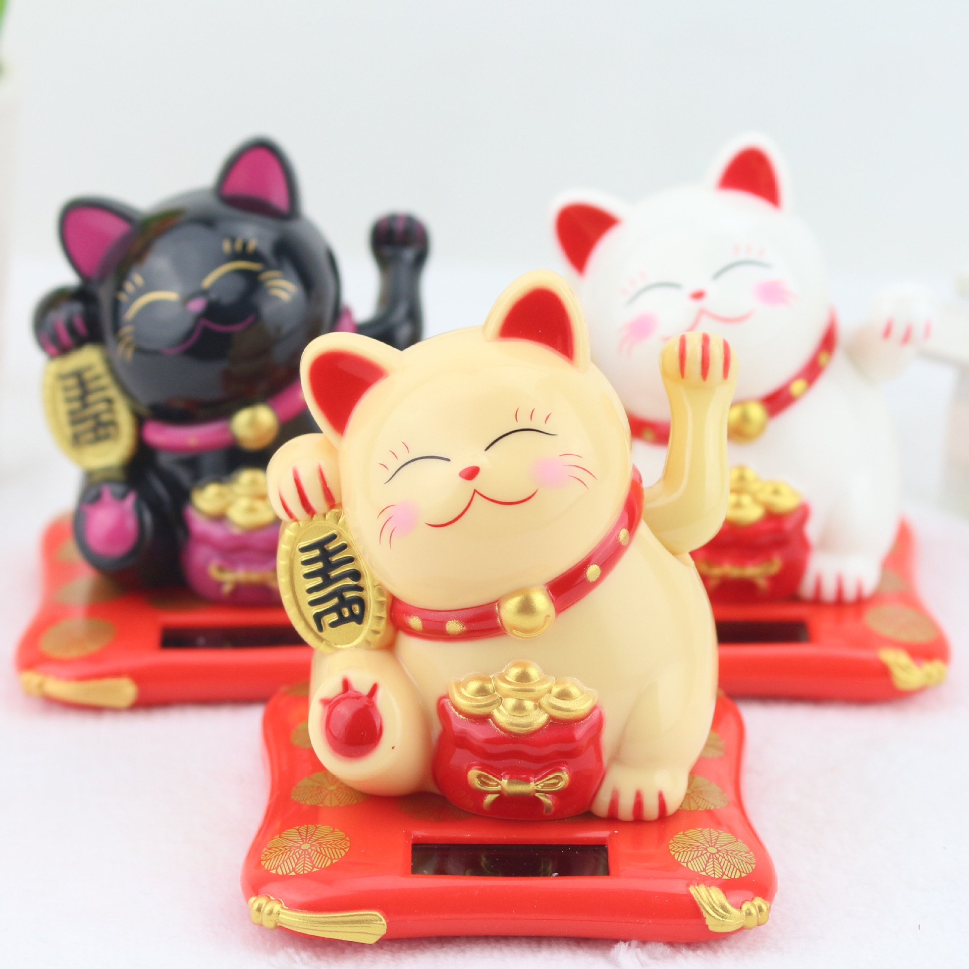 Large 5.5-inch Chinese Japanese-style solar-powered car decorations for the Year of the Pig ornaments wholesale