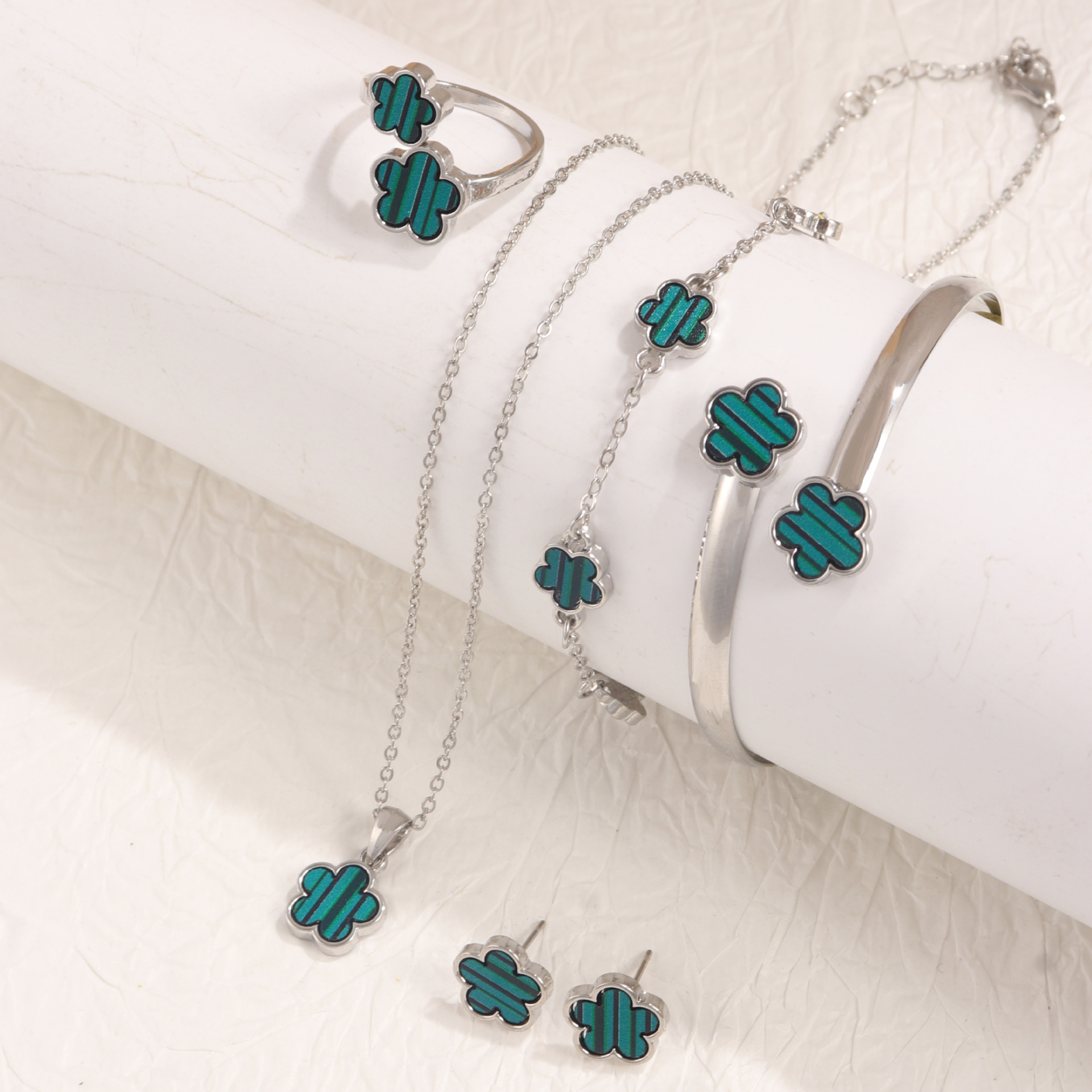 Picture of temu Hot Sale Bright Lucky Flower Jewelry suit Acrylic Bracelet Bracelet Five Leaf Clover Necklace Ring Earrings for Women
