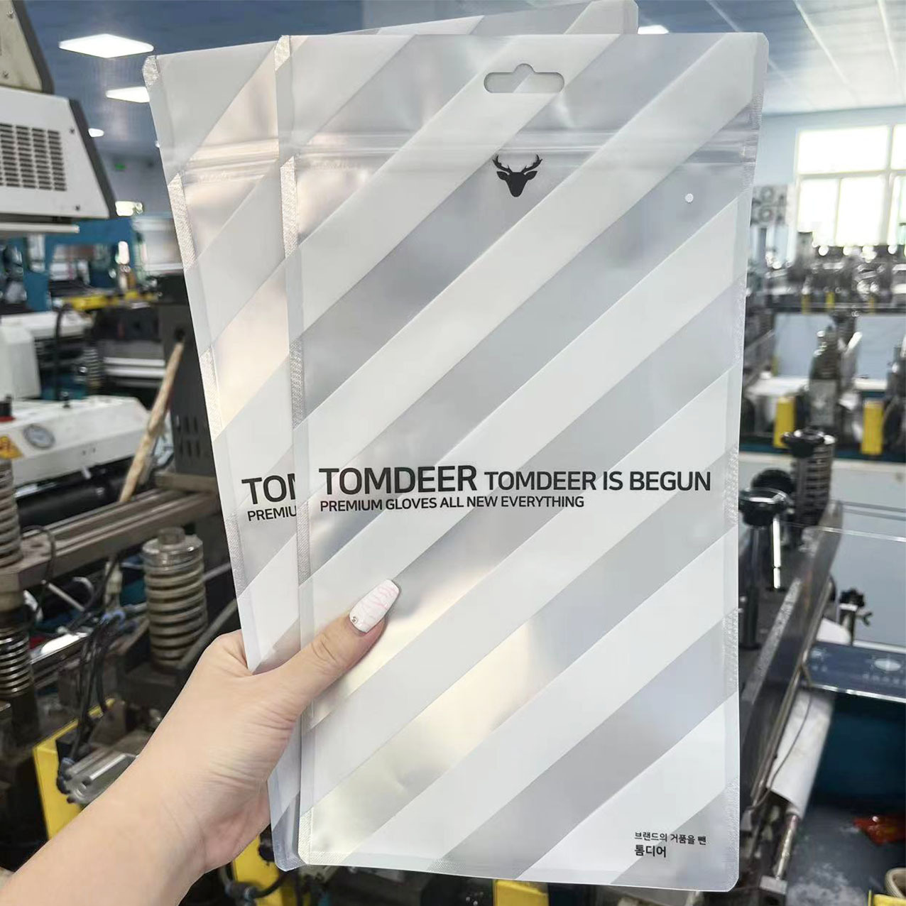 Vertical Version 18*33 Sports Glove Packaging Bag Matte Film Aluminized Pe Bone Bag Slash Stripes Hanging Hole Ziplock Bag
