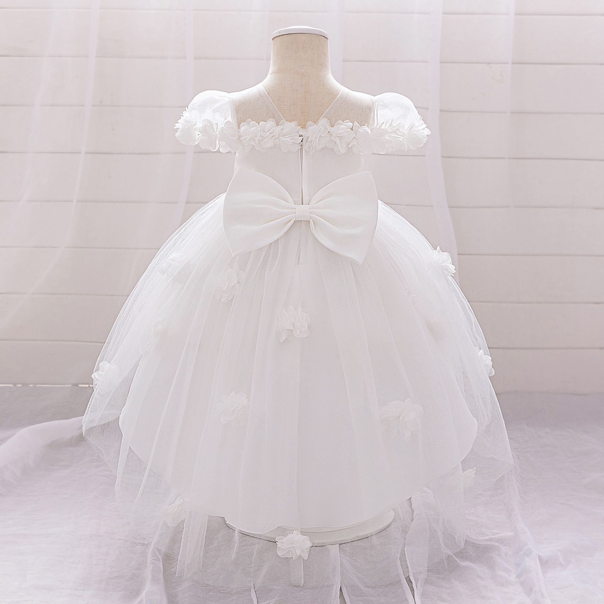 Picture of New One-year-old Dress Short-sleeved Pleated Mesh Lace Trailing Princess Dress Ponked Yarn Flower Children's Wedding Dress
