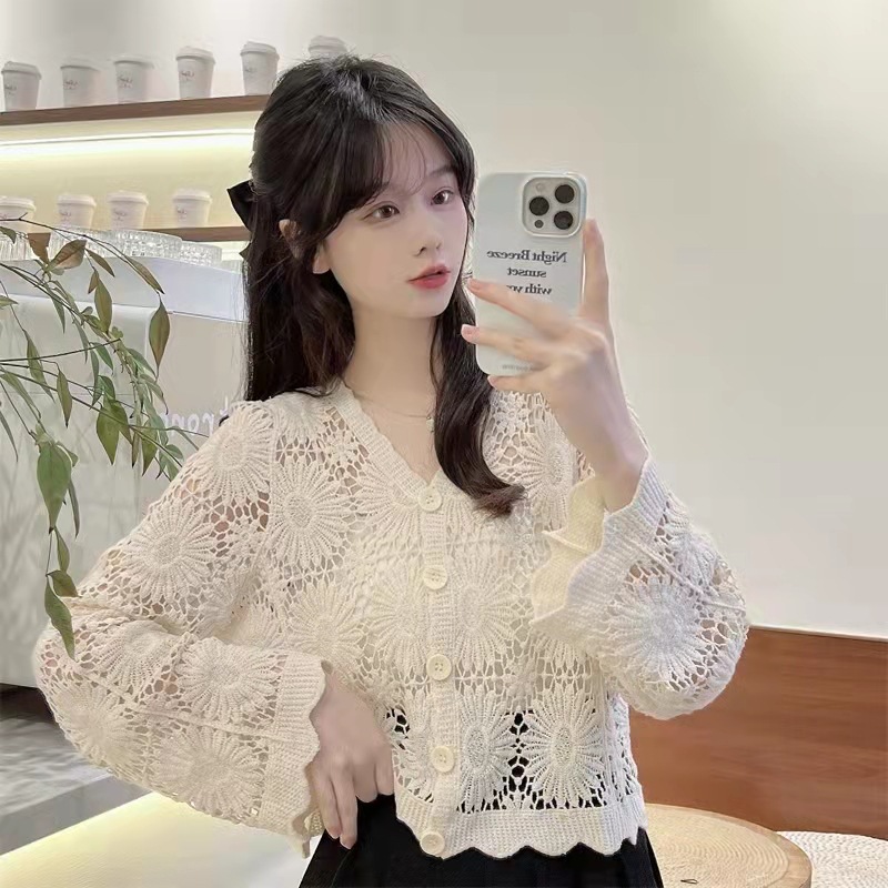 2022 South Korea chic spring new French retro hollow V-neck lace bottoming shirt women's top new short
