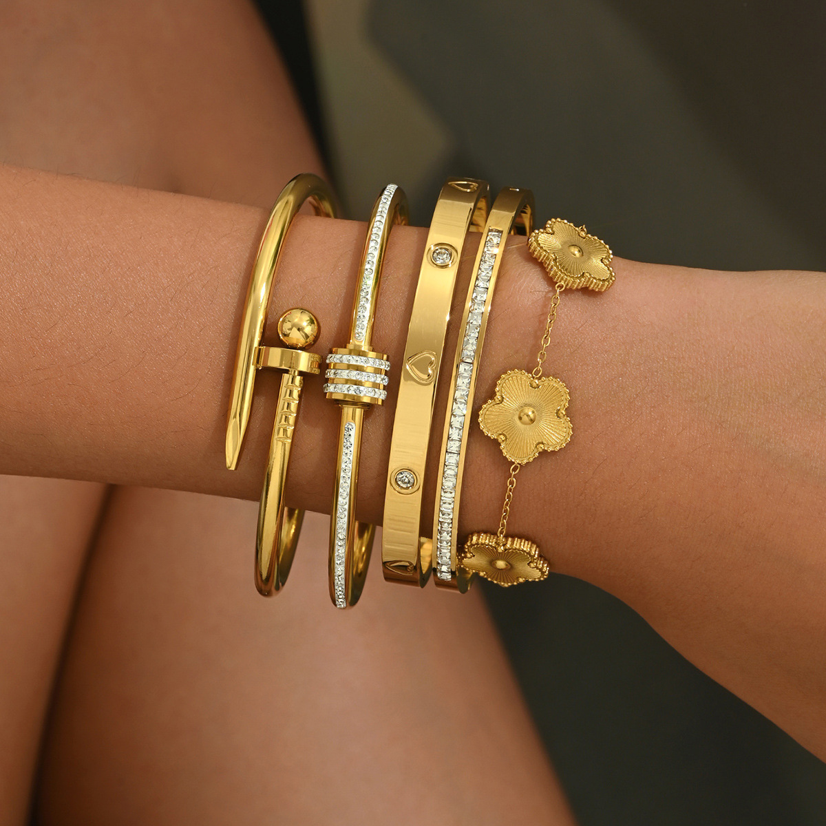 Europe and the United States hot selling fashion stainless steel gold bracelet is not easy to fade 18K stainless steel jewelry gold bangles