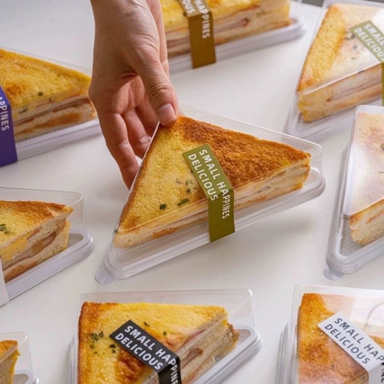 Sandwich Net red packing box triangle ins transparent sandwich toast packaging disposable commercial blister box