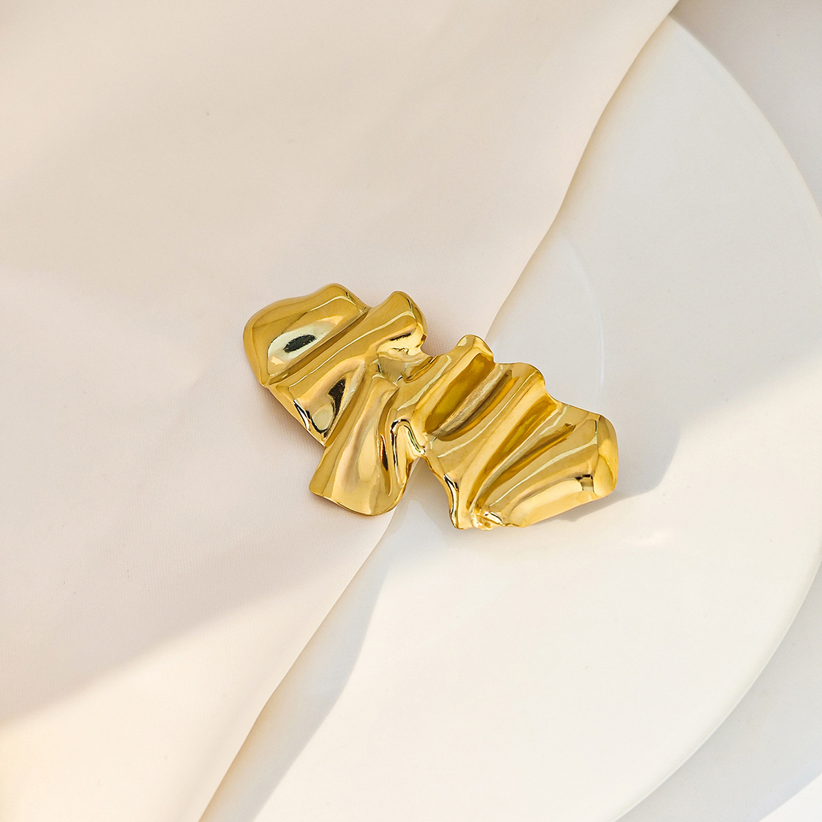 European and American Creative Little Angel Pleated Brooch Light Luxury High Sense Simple Glossier Metal Style Fashion Clothes Pin