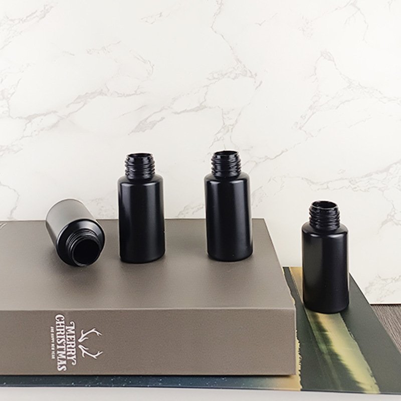 Factory direct 24 teeth 50ml flat shoulder bottle black LDPE small capacity daily packaging squeeze bottle essence travel