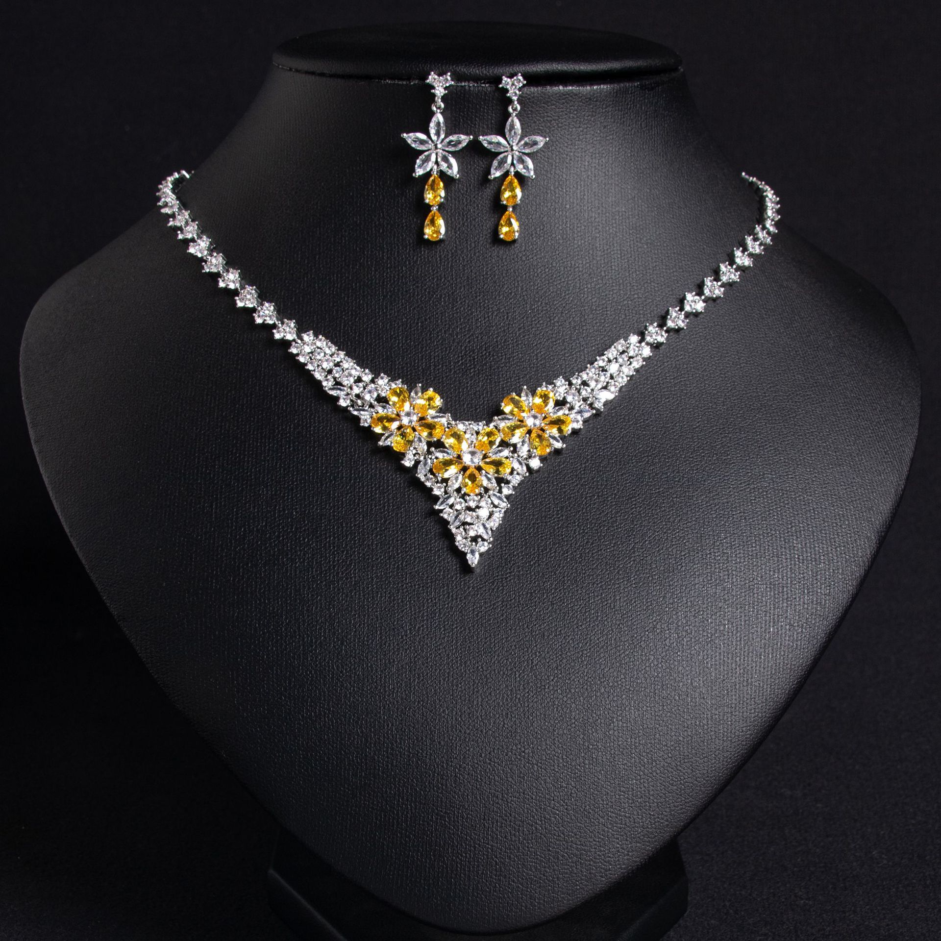 European and American Light Luxury Zircon Flower Necklace Earrings Set High-End Clavicle Chain Sense of Design Design Elegant Pendant for Women
