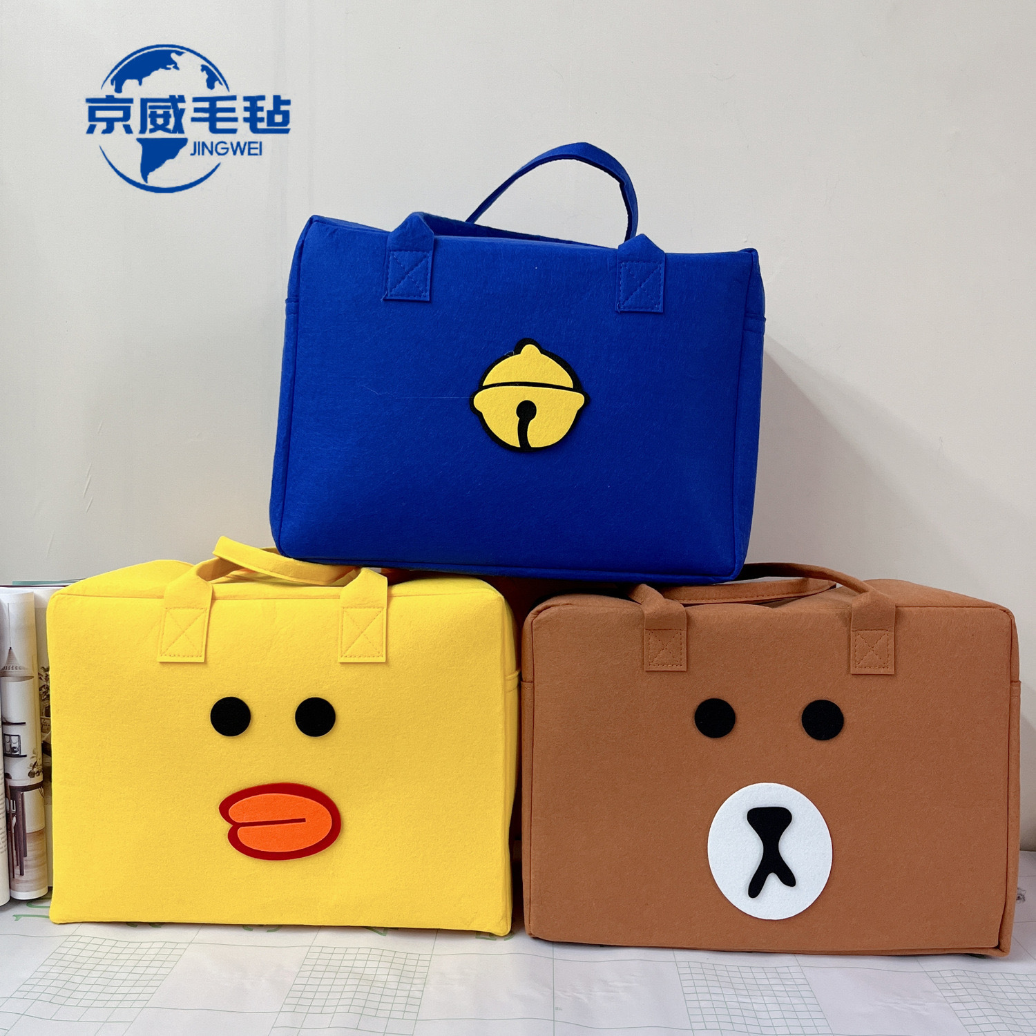 Factory wholesale cartoon felt travel bag large capacity zipper storage bag small yellow duck hand felt luggage bag