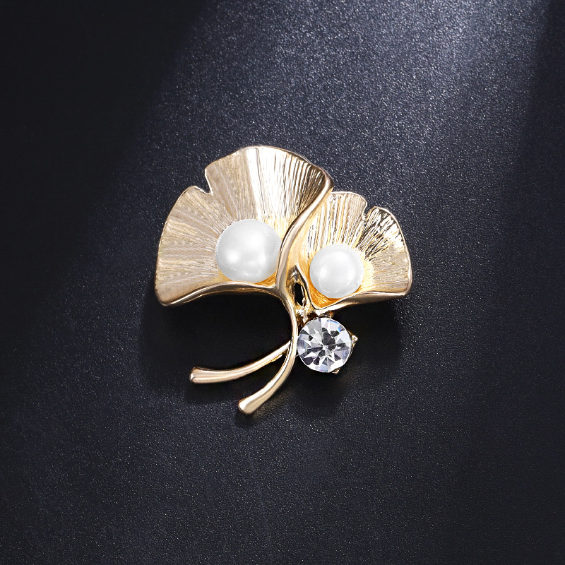 Golden Yellow Ginkgo Leaf Pearl Brooch Women's High-end Exquisite Niche Coat Jacket Pin Anti-light Accessories Corsage