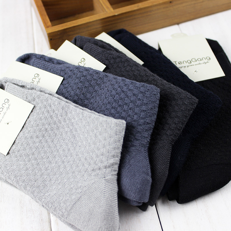 Japanese explosion bamboo fiber tube men's socks autumn and winter new solid color men's sports casual socks wholesale