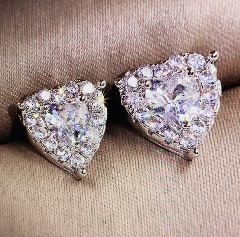 Picture of Lihuang wish European and American new fashion exquisite love simple Super Flash Diamond-embedded heart-shaped temperament stud earrings for women Wholesale