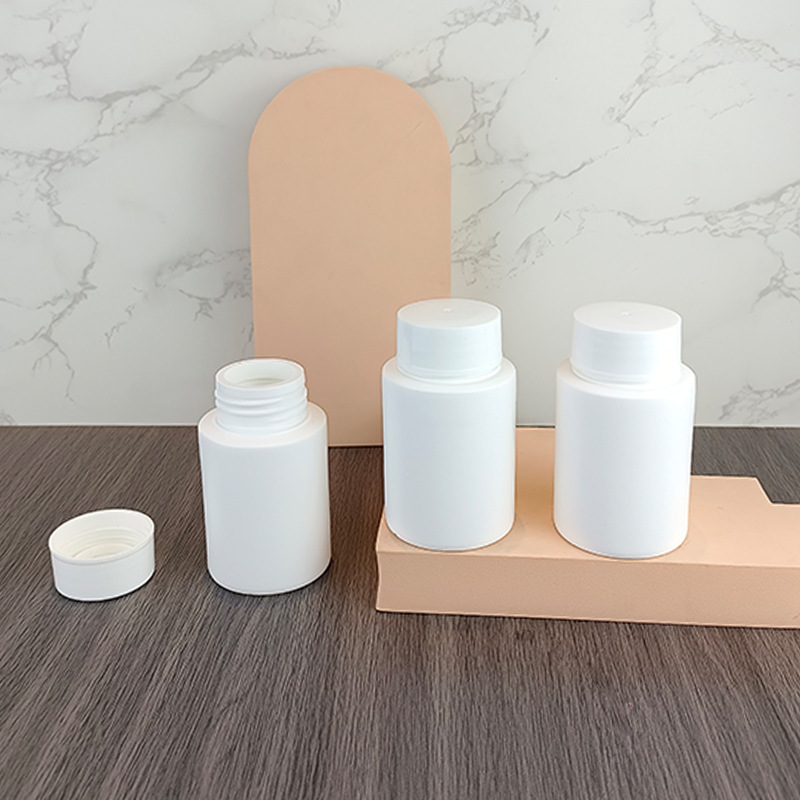 Factory 38 teeth 100ml flat shoulder bottle white HDPE small capacity liquid portable emulsion toner wash and protect