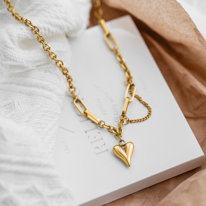 Picture of Color-free New Niche Light Luxury Pointed Heart Necklace Women's Summer Clavicle Chain Pendant All-match High-end Design Sense