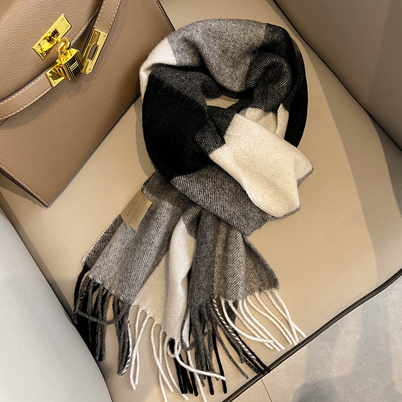 Picture of 2025 New British Wool Scarf Women's Autumn and Winter Plaid Warm Fashion Easiest for Match Middle-Aged Ladieswear's Scarf Gift