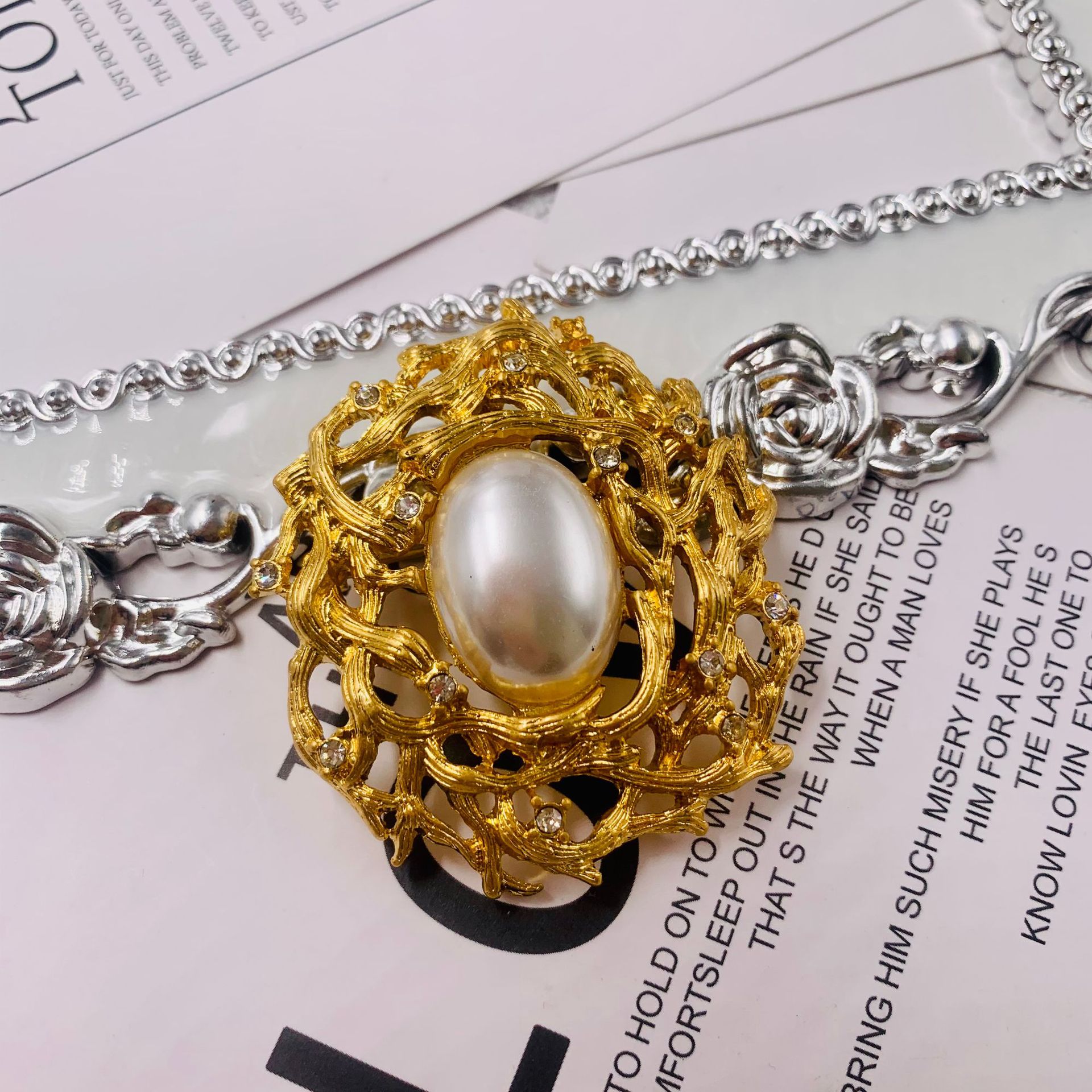 Picture of Mid-ancient vintage western electroplating real gold plain gold lava branches texture full diamond anti-pearl brooch chest ornaments