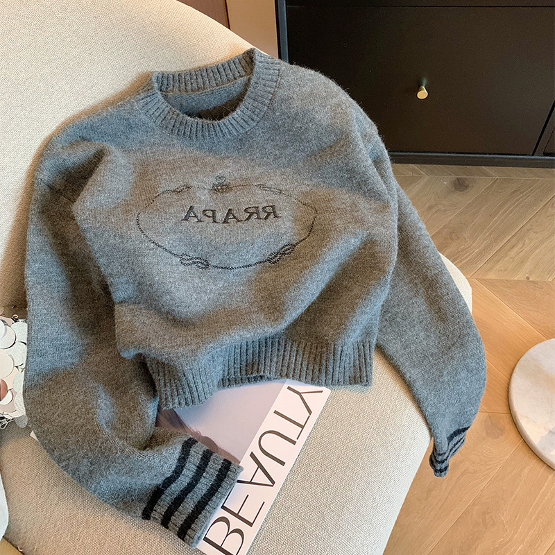 Gray letter embroidered round neck short sweater women's autumn 2023 casual all-match Western style soft glutinous pullover sweater