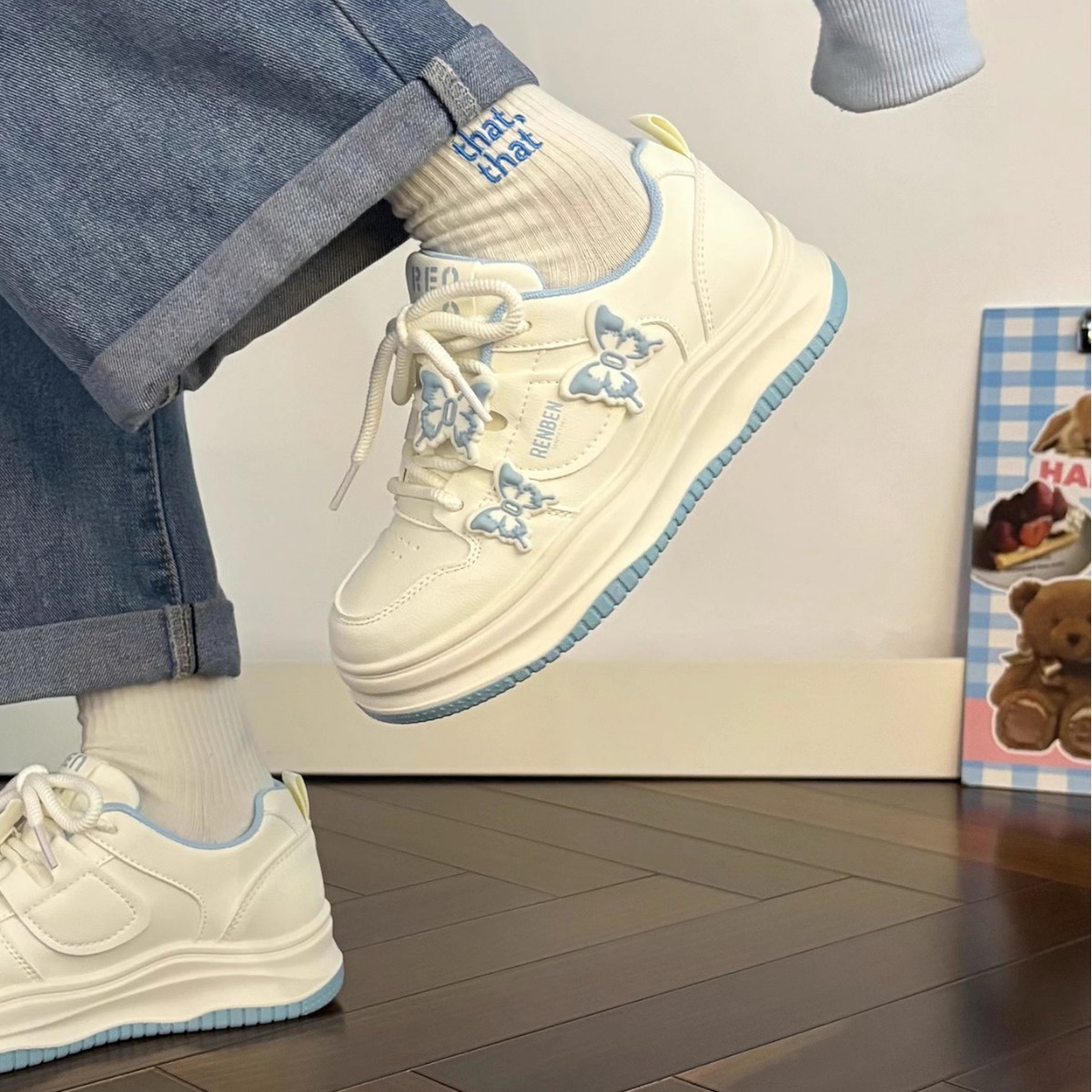 Picture of Girls' shoes, butterfly casual board shoes, 2025 autumn new children's sneakers, thick-soled, versatile white shoes, fashion