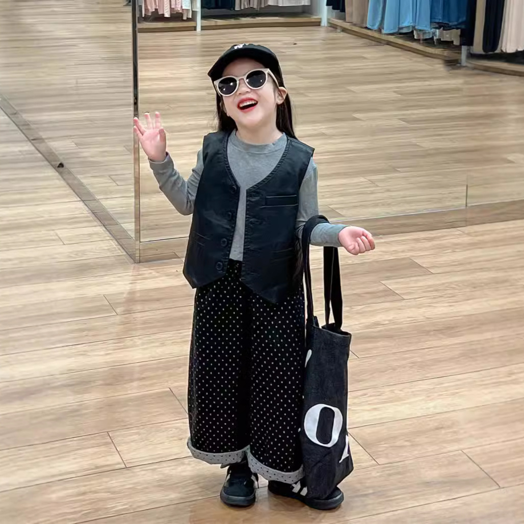 Picture of Korean Style Children's Niche Design Fashionable PU Leather Vest Autumn 2024 New Style Trendy Cardigan Vest for Boys and Girls
