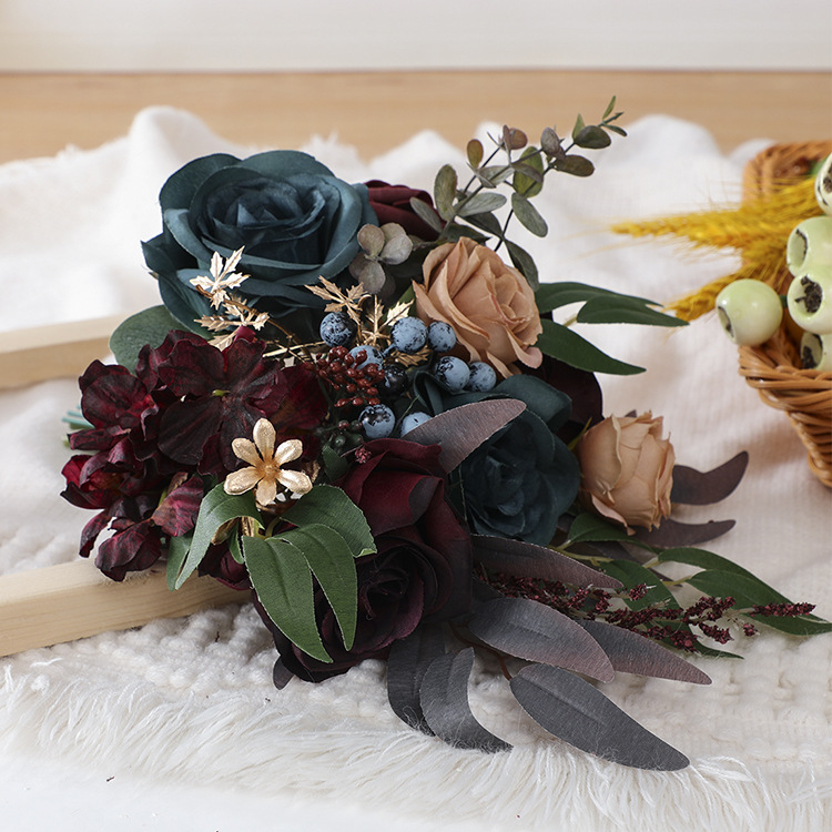 Bride holding flower simulation rose bouquet wedding decoration wedding photo props Amazon manufacturers