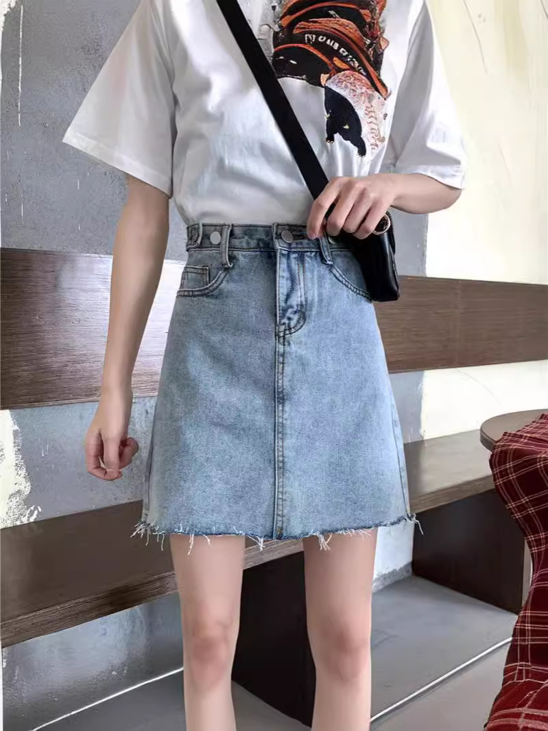 High-Waisted A-Line Denim Short Skirt for Women Spring and Summer 2025 New Versatile Slimming Look Loose Design Hip-Hugging Skirt