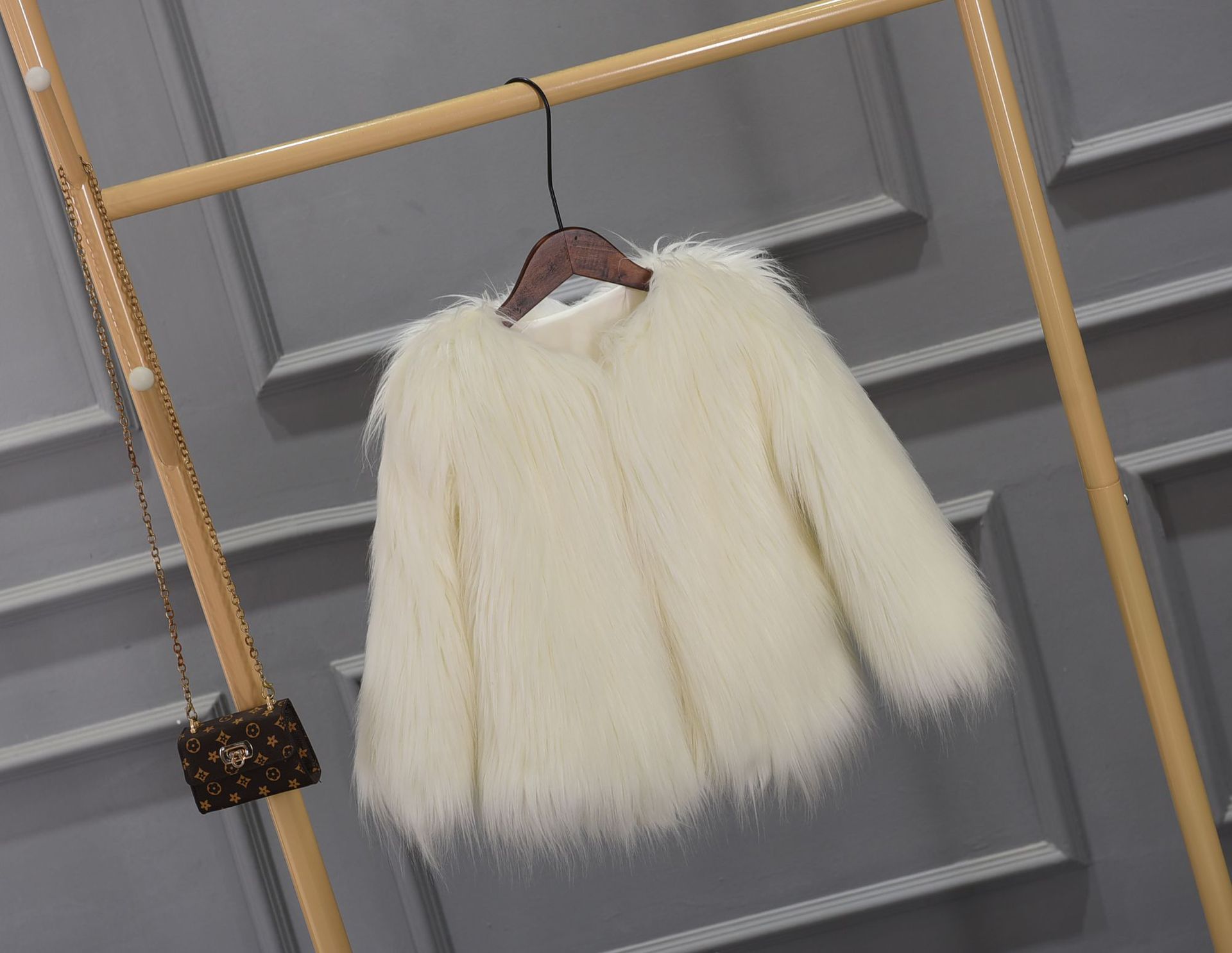 Picture of plus size imitation fur coat coat European and American fashion imitation fur factory wholesale Haining imitation fur European and American style