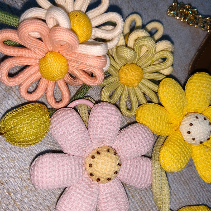 Picture of Sunflower Pendant, Knitted Baby Ornament, Yarn Woven Chrysanthemum Flower Keychain Accessory, Creative Handmade Car Key