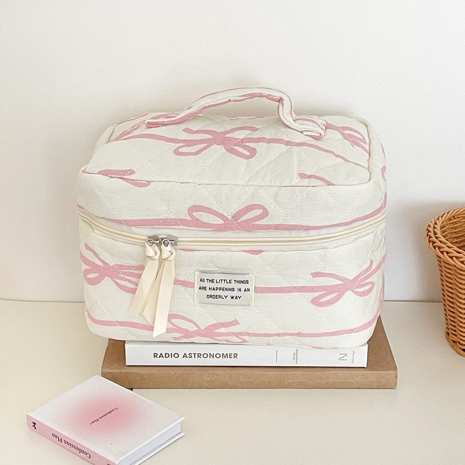 Picture of Cross-border Pink Line Bow Makeup Bag Student Portable Large Capacity Quilted Sweet Hand Wash Bag