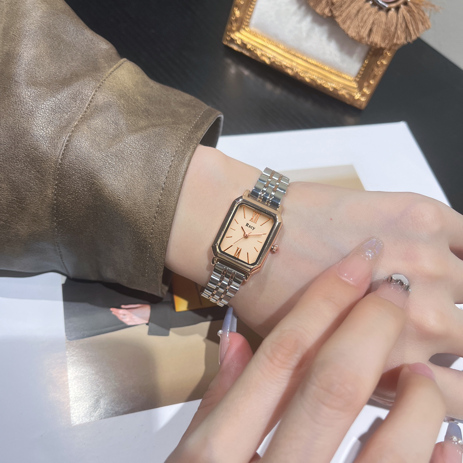 Picture of Retro Watch Women's Niche High-end Sense Ins Style Light Luxury College Student Elegant Belt Women's Roman Watch Wholesale
