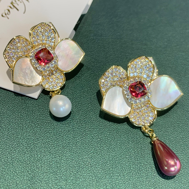 Dili Snow French Style Lazy Wind Seawater Shell Camellia Flower Brooch Women's High-grade Copper Zircon Flower Pin Empty Holder