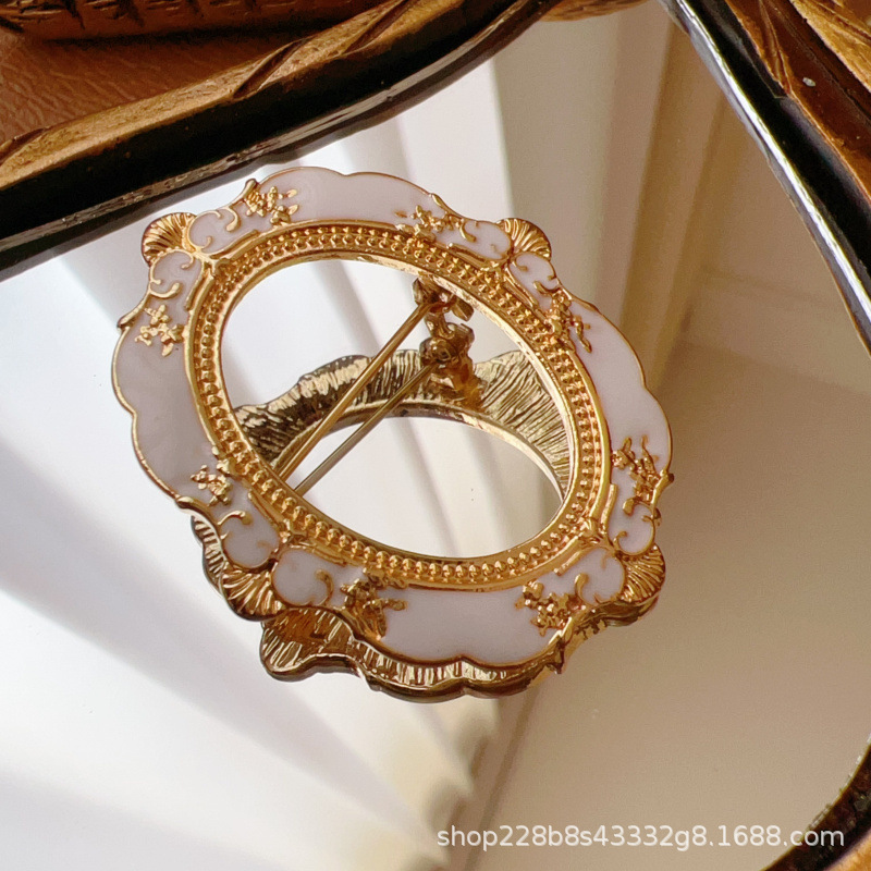 Picture of Palace Photo Frame Brooch Pin Embossed Exquisite French Small Simple Pattern Vintage Artistic Baroque David Female