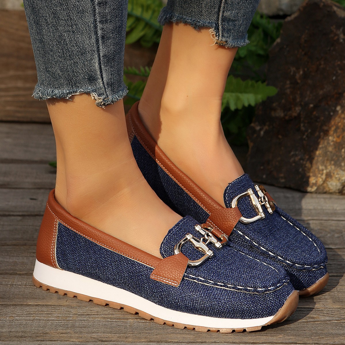 Flat bottom round head shoes women's 2024 spring new European and American foreign trade plus size chain belt buckle feet women's shoes wholesale