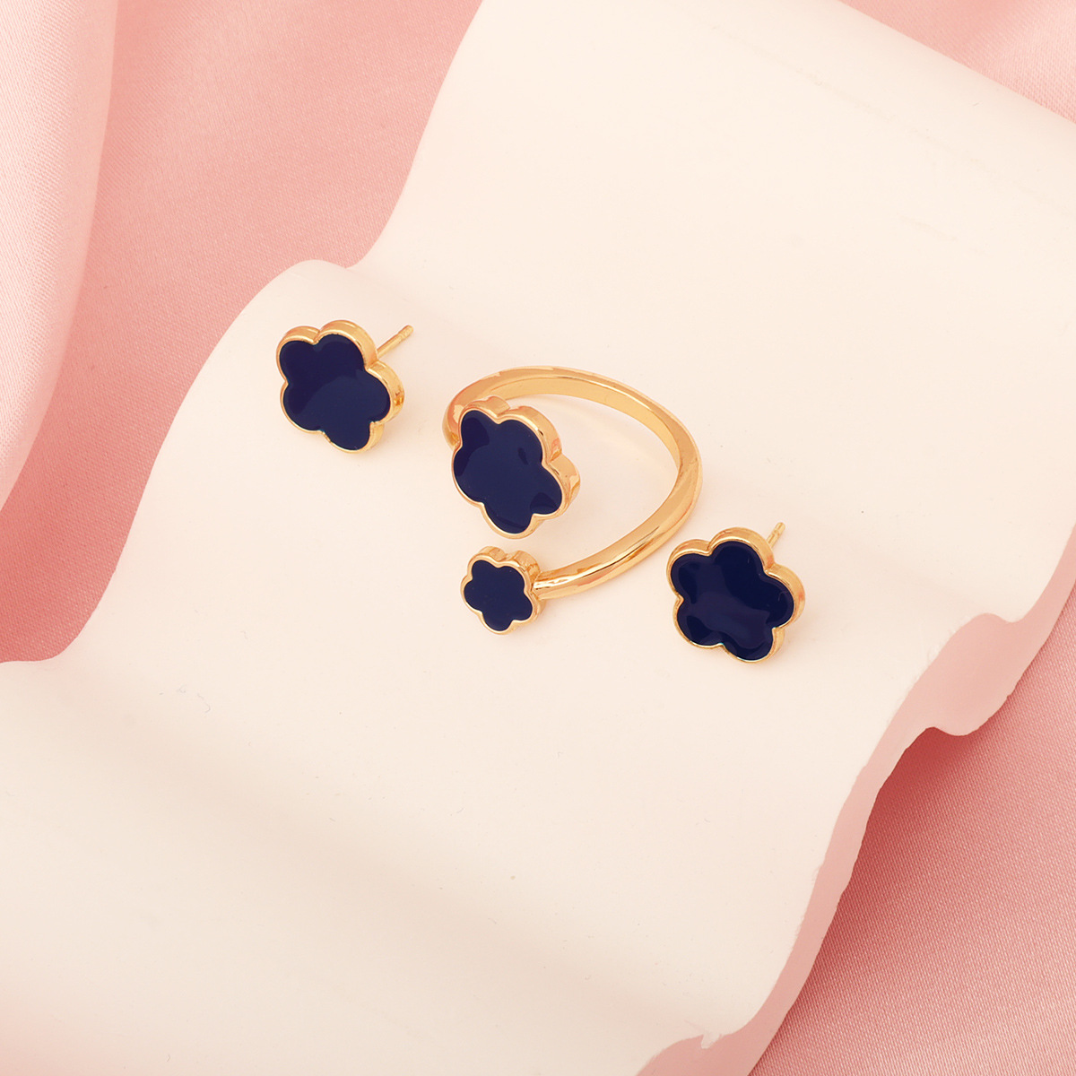 Picture of 2025 New Cross-Border Personalized Five-Leaf Clover Simple and Versatile Plum Blossom Necklace Bracelet Jewelry Set Manufacturer Wholesale
