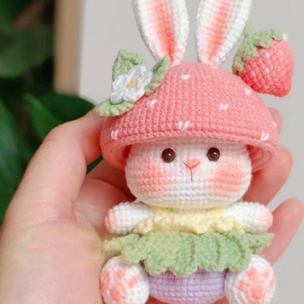 Yarn crochet cute strawberry bunny doll DIY homemade material bag handmade crochet key pendant for gifts