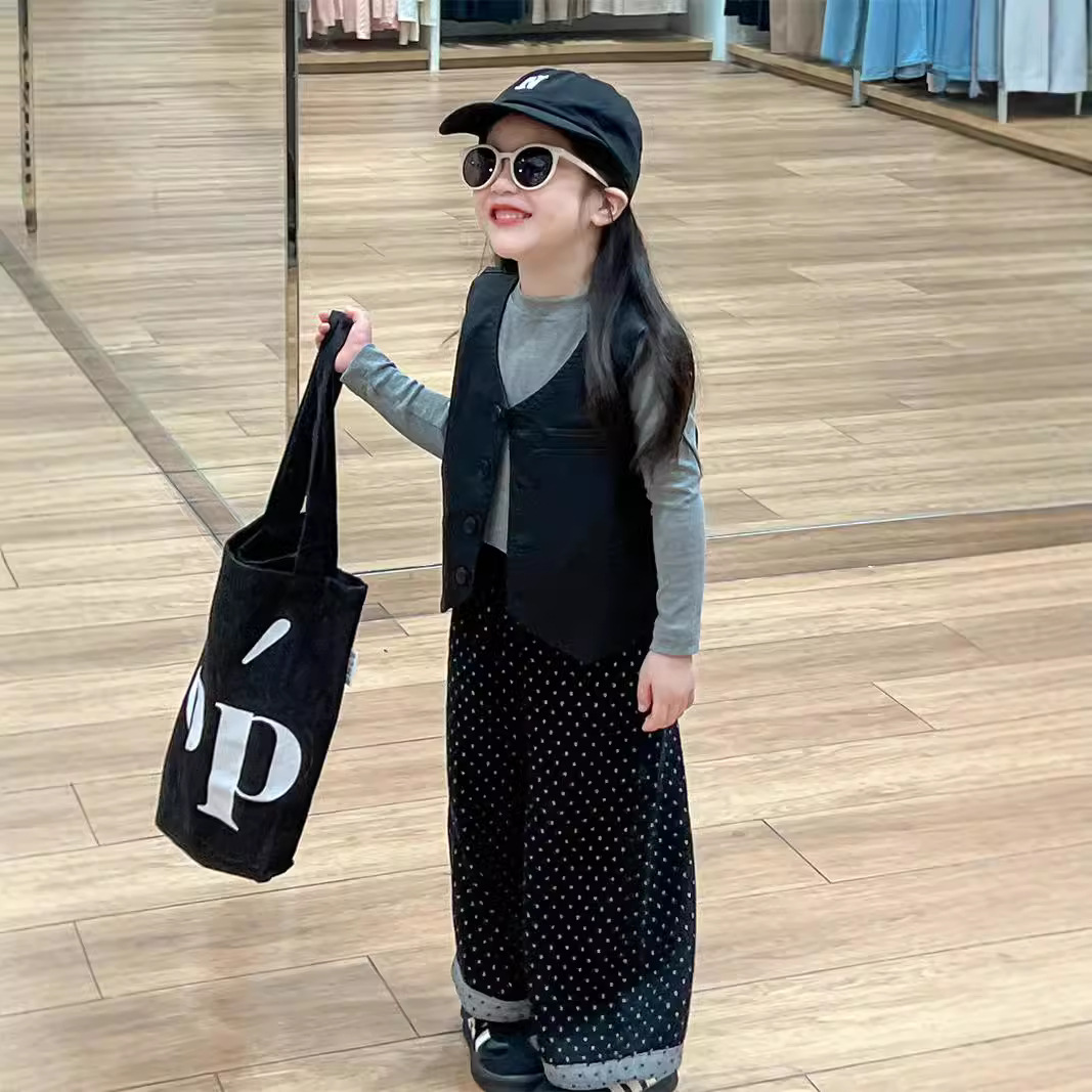 Picture of Korean Style Children's Niche Design Fashionable PU Leather Vest Autumn 2024 New Style Trendy Cardigan Vest for Boys and Girls