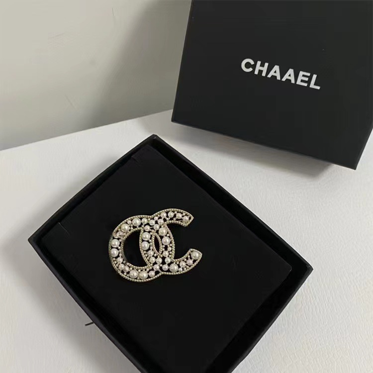 Picture of 2023 Autumn and Winter New High Quality Fragrance c Letter Brooch Retro Antique Chest All-match Simple High-end